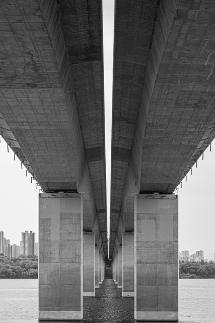 農地を上空から計測するドローンとデータ解析のイメージ